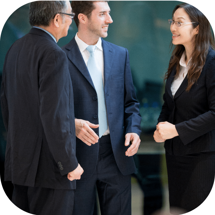 Trois personnes en discussion, illustrant l'interprétation de liaison pour faciliter la communication multilingue dans un contexte juridique ou professionnel sur Tradyx.