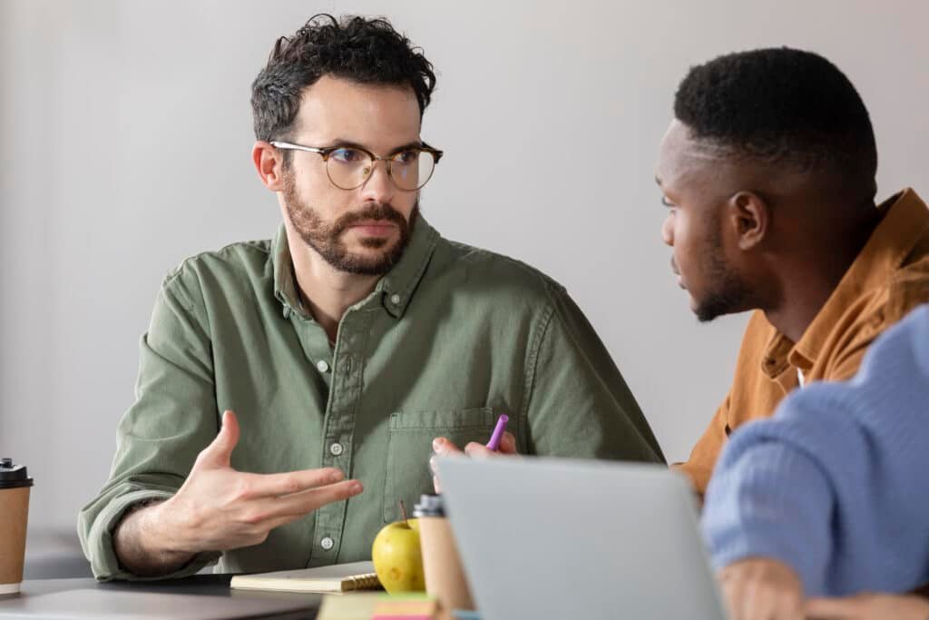 Deux personnes assises en pleine discussion.