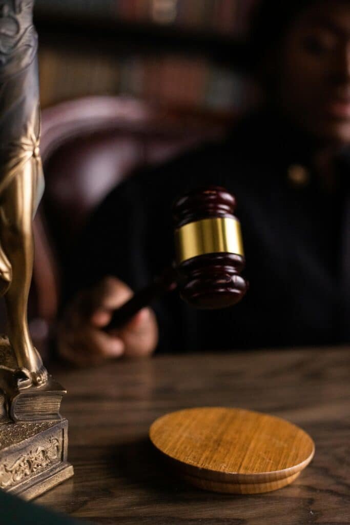 Marteau de juge frappant son socle, symbolisant l'autorité et la décision dans les procédures judiciaires, en lien avec la traduction juridique assermentée et l’interprétation de liaison sur Tradyx.