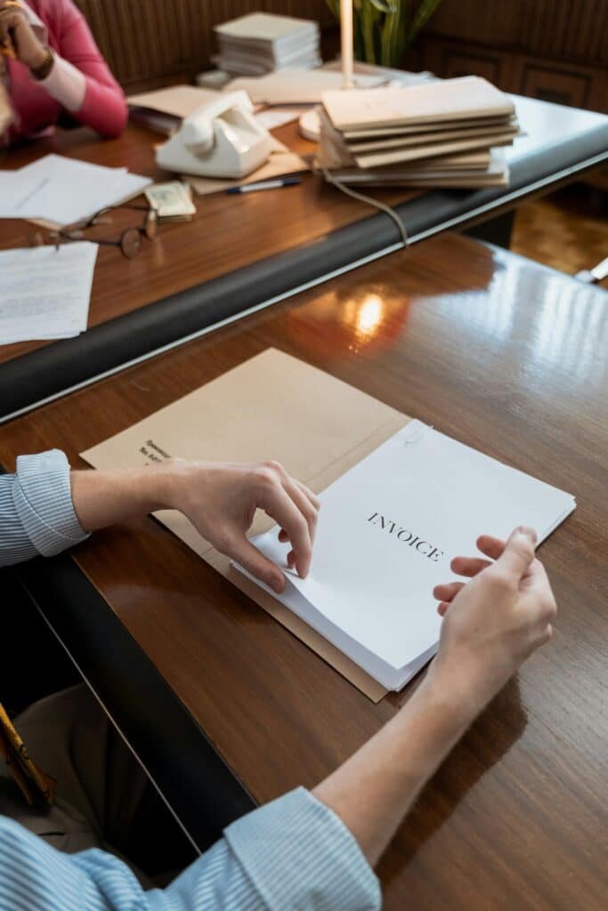 Personne ouvrant un dossier, illustrant la gestion de documents officiels et l'importance de la traduction juridique assermentée et de l'interprétation de liaison dans un cadre professionnel et légal sur Tradyx.